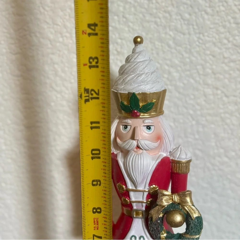 Balsam &‎ Fir Santa Nutcracker 14” Christmas Holiday Figurine Cupcake Wreath NEW